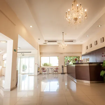 Crown Henipa Hotell Larnaca