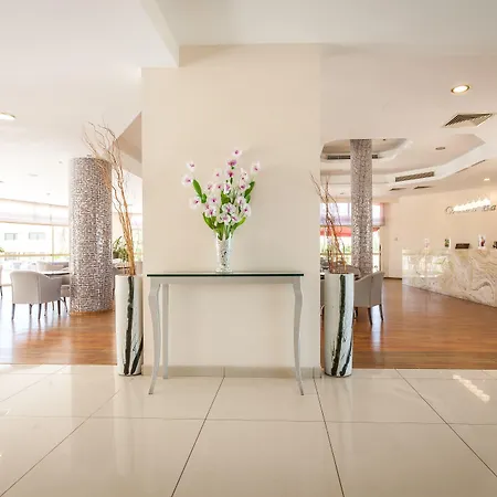 Crown Henipa Hotell Larnaca