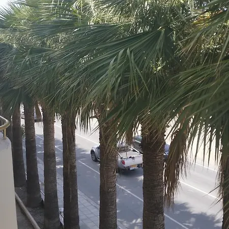 Szálloda Crown Henipa Lárnaka