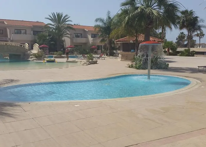 Crown Henipa Larnaka