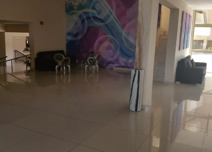 Crown Henipa ラルナカ