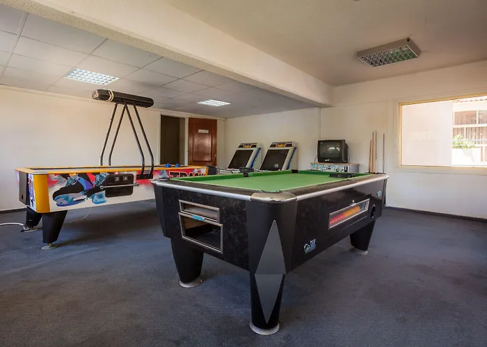 Crown Henipa Λάρνακα