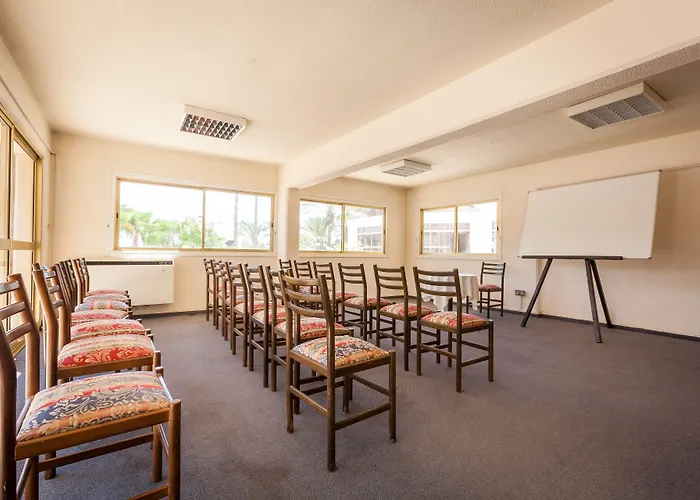 Crown Henipa 3* Λάρνακα